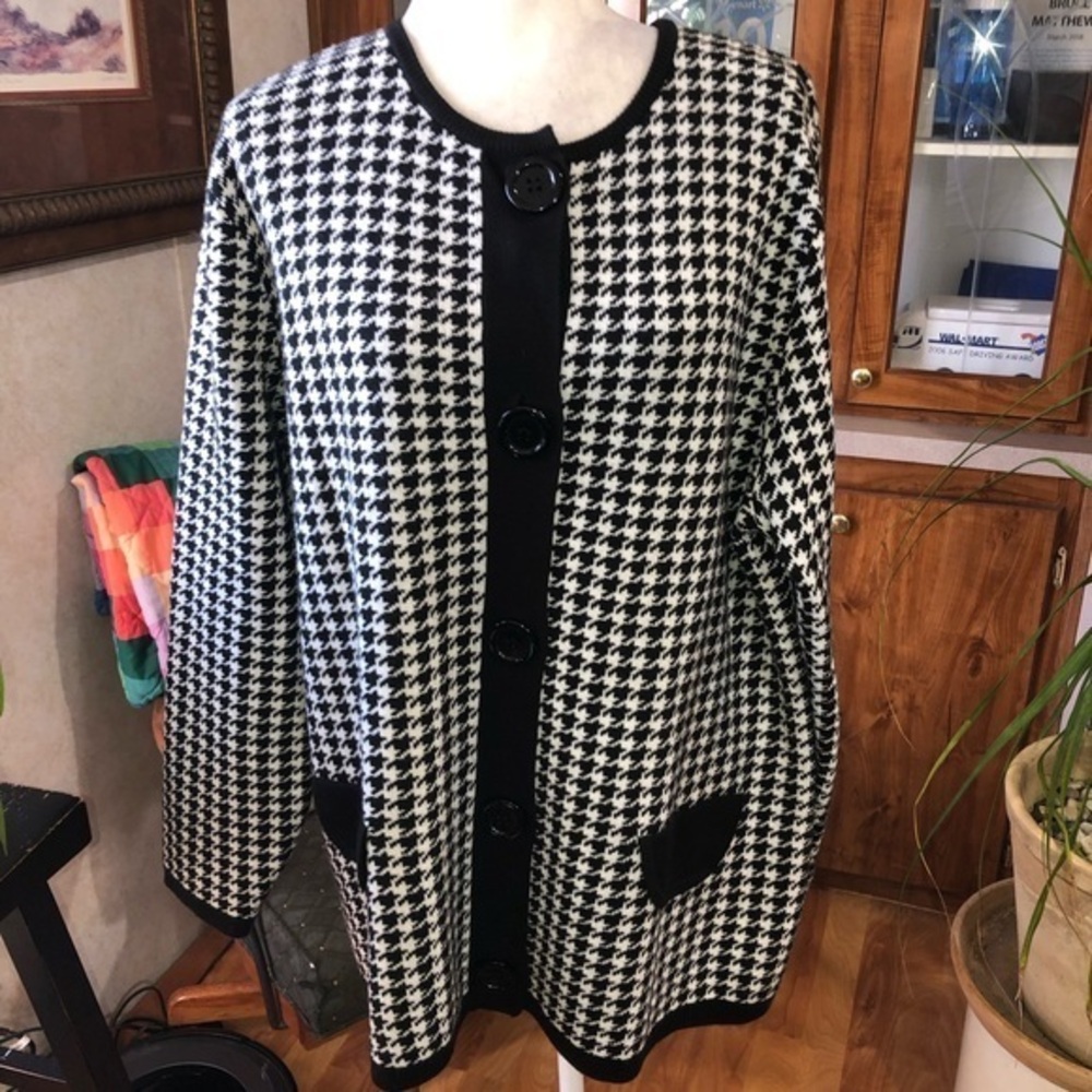 DRESSBARN SIZE 22/24 BLACK & WHITE HOUNDSTOOTH BUTTON UP LONG SLEEVE CARDIGAN